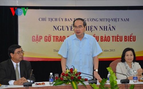 ประธานแนวร่วมปิตุภูมิเวียดนามพบปะกับชาวเวียดนามที่อาศัยในต่างประเทศ - ảnh 1